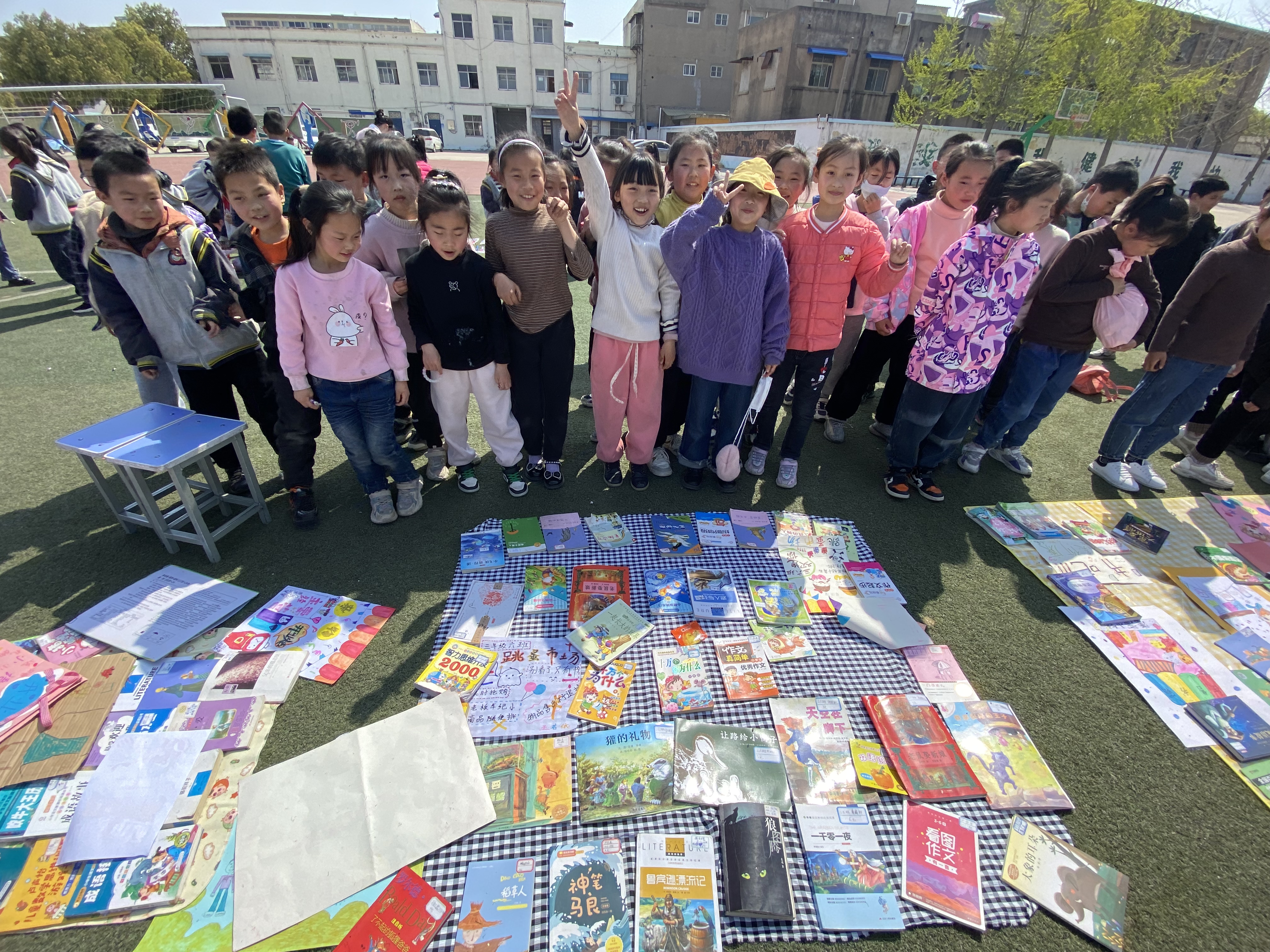 沐浴书香 玩转市场——马陵山镇中心小学红领巾跳蚤书市活动