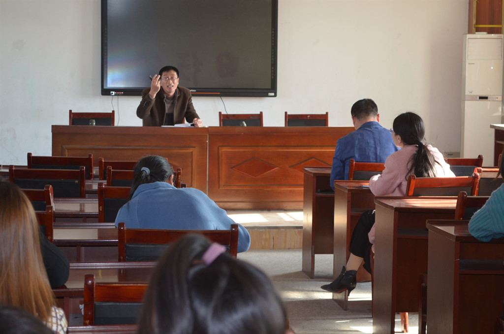 把脉问诊 --墨河中心小学召开六年级学科教师座谈会