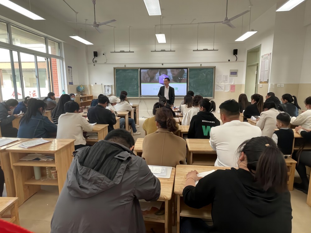 家校携手促成长 同心共育向未来 ——墨河西城小学召开六年级家长会