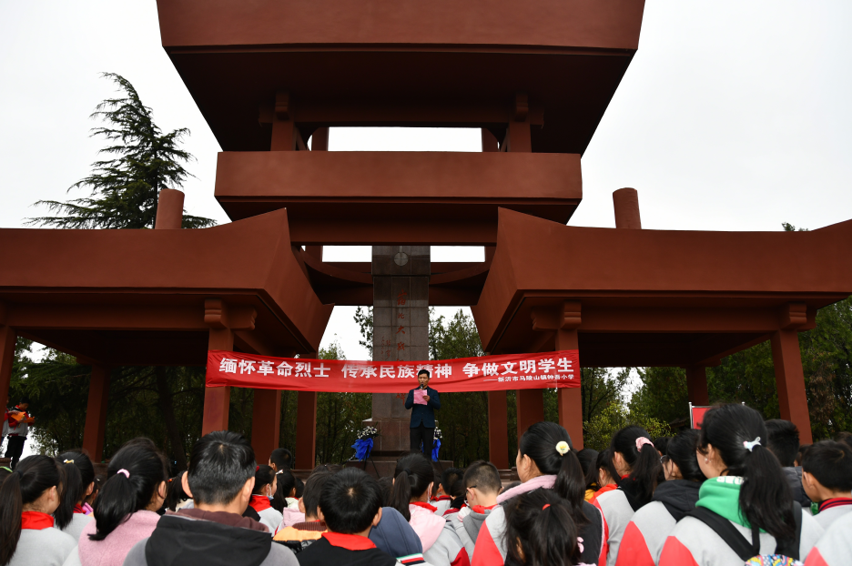 缅怀革命先烈，传承民族精神，争做文明学生 ——新沂市马陵山镇钟吾小学开展革命传统教育祭扫活动