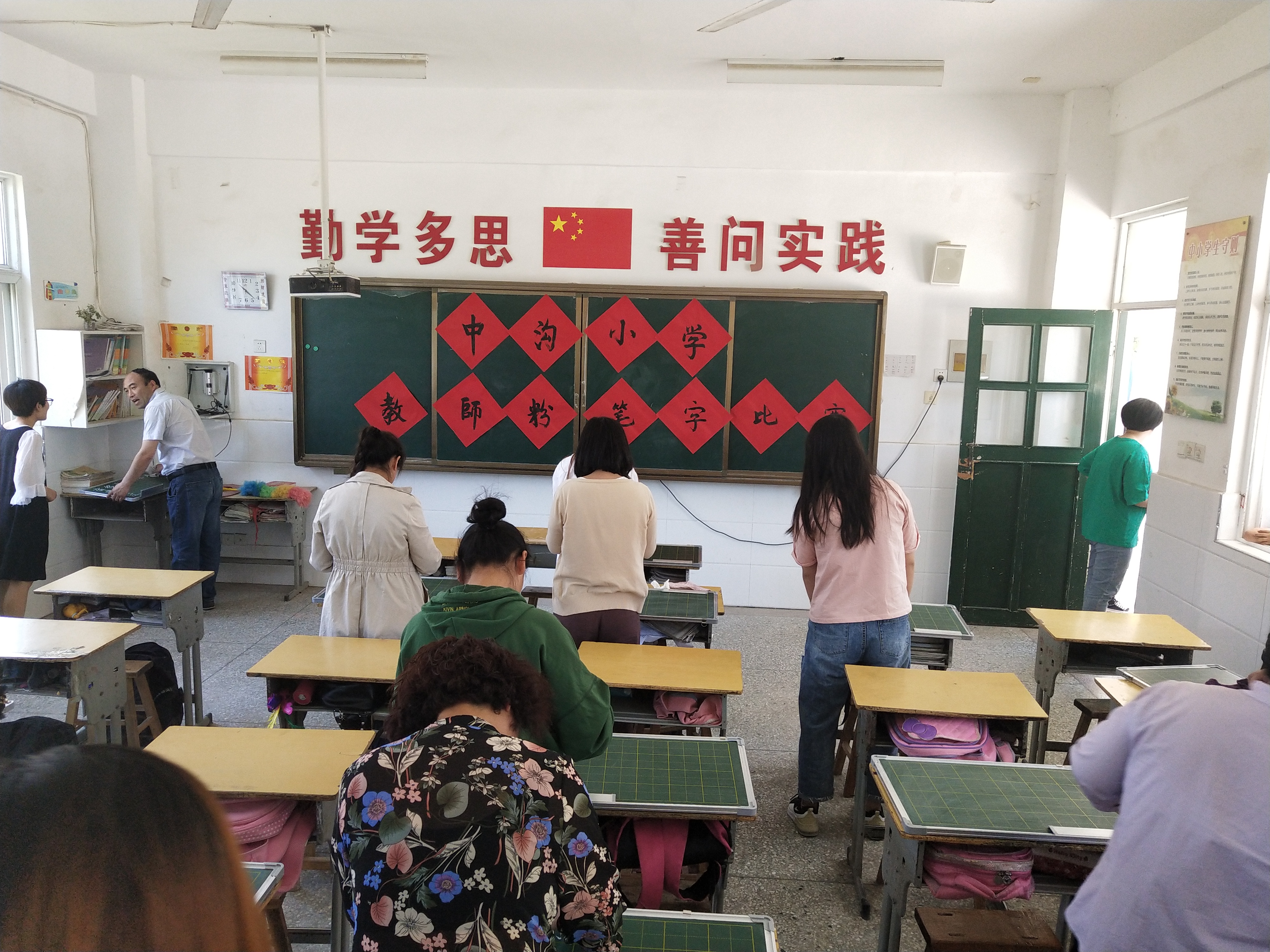 阿湖镇中沟小学举办教师粉笔字比赛