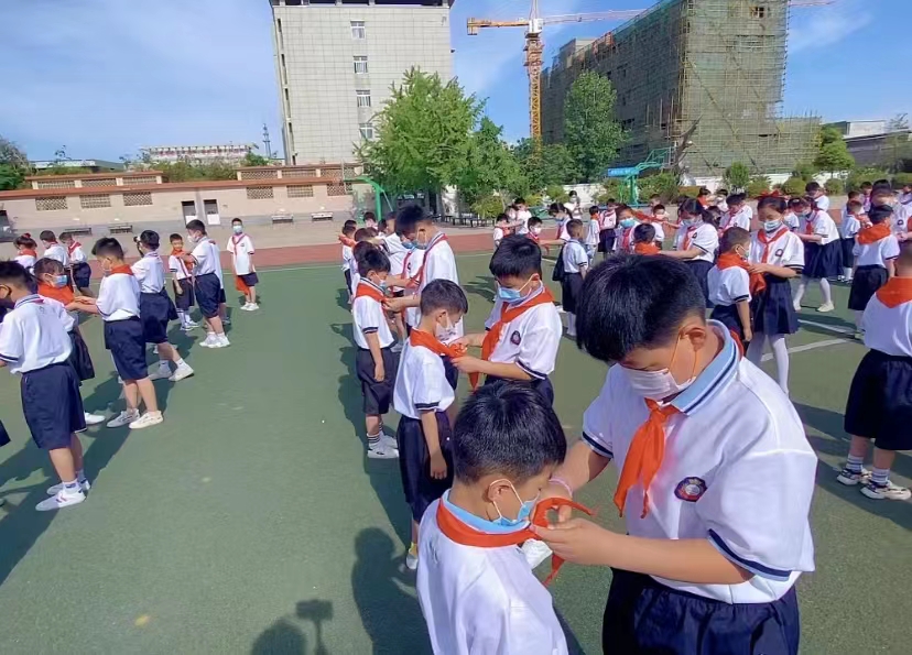 喜迎二十大，争做好队员 ——新沂市马陵山镇中心小学举行一年级入队仪式