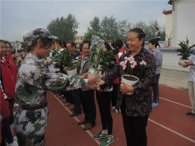 港中：桃李敬恩师 鲜花表心意