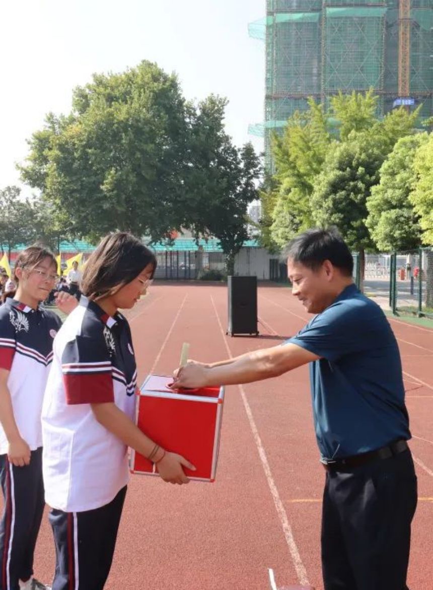 扬帆起航新征程，凝心聚力塑未来  ——新沂市东华高级中学新学期开学典礼